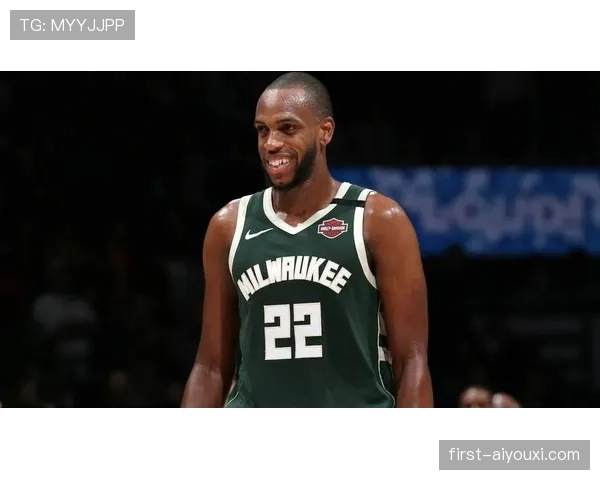 米德尔顿无球跑动拉开空间，改变雄鹿进攻结构